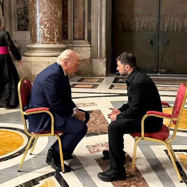 Čitačica s usana otkrila o čemu su usred bazilike pričali Trump i Zelenski. Kad je naišao Macron, uslijedio je hladan tuš