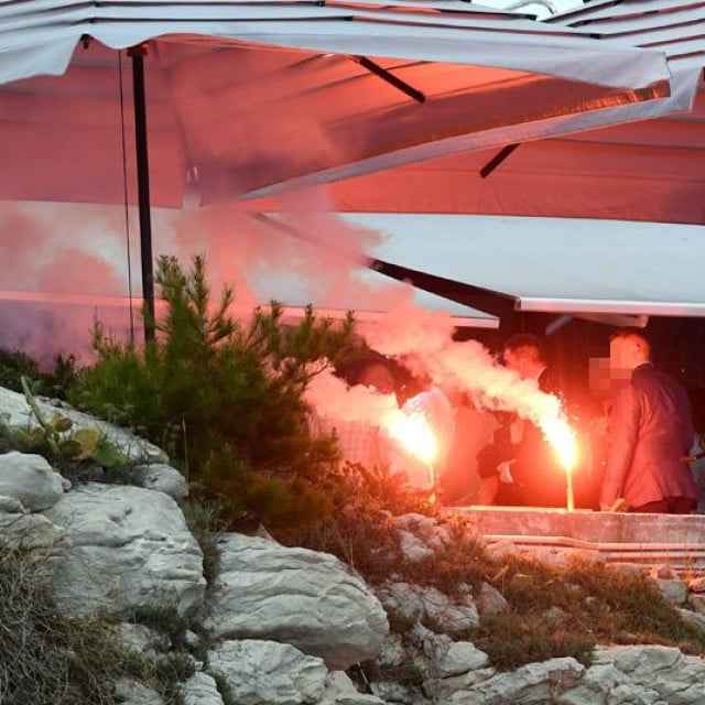 Društvenim mrežama kruži snimka cirkusa na svadbi kod Splita, upala im interventna policija: ‘Tko je oštetio autobus?!‘