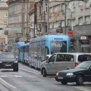 Krši lom u centru Zagreba, sudarili se tramvaj i automobil, jedna osoba u bolnici, kolona je bila sve do Glavnog Kolodvora!