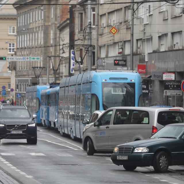 Krši lom u centru Zagreba, sudarili se tramvaj i automobil, jedna osoba u bolnici, kolona je bila sve do Glavnog Kolodvora!
