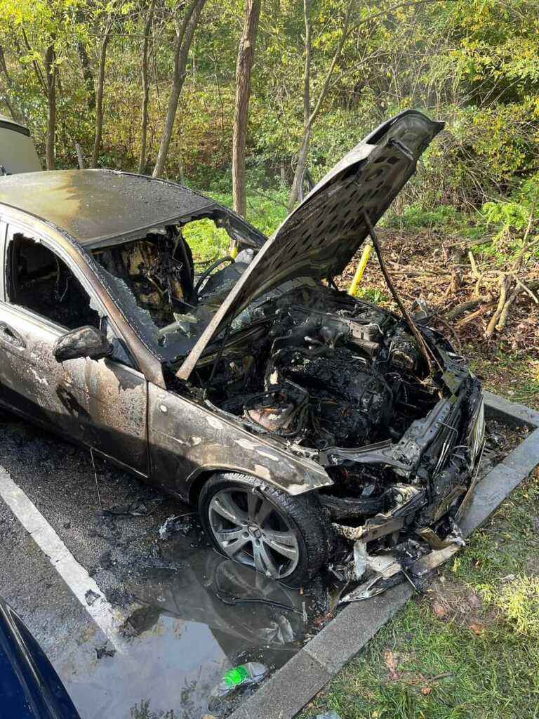 Planula dva automobila, mercedes potpuno izgorio