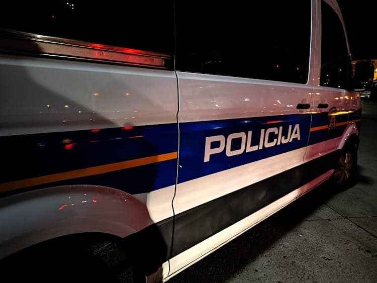Policija ganjala lopove po Susedgradu: Jednog uhvatio slučajni prolaznik, drugog pronašli u grmlju