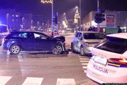 Na frekventnom križanju sudar tri vozila. Jedna osoba smrtno stradala