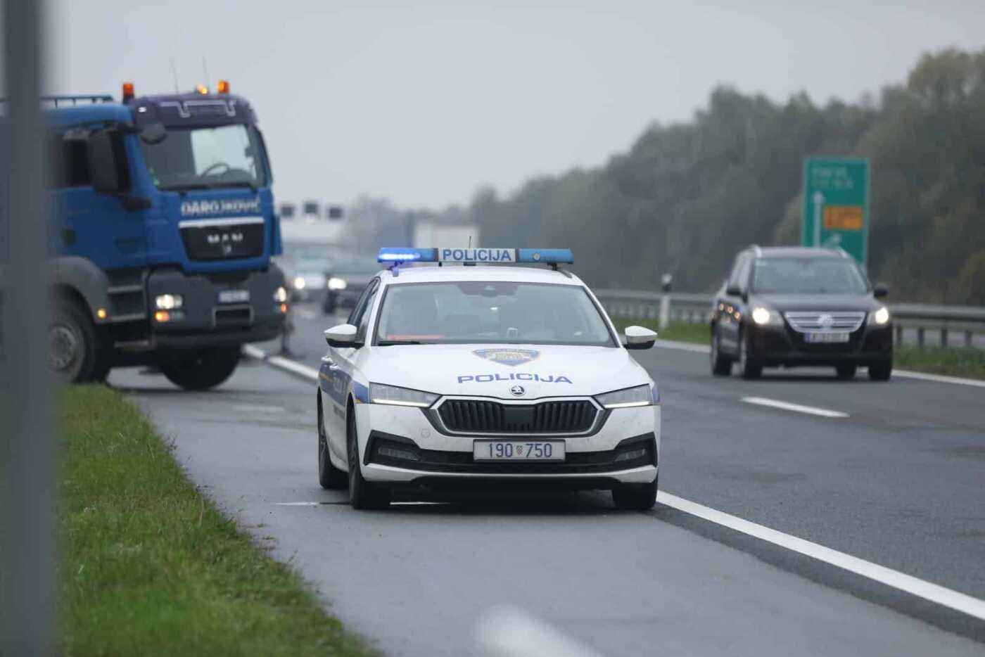 Šleper probio ogradu na autocesti i završio u suprotnoj kolničkoj traci