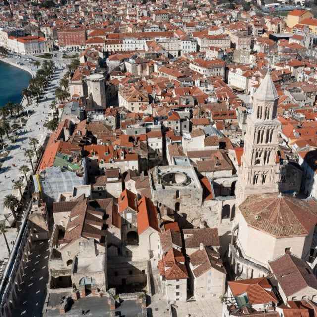Šokantno otkriće u elitnom dijelu Splita: Stan prepustila mačkama, a ona se odselila na tavan! Susjedi: Smrdi nam cijela zgrada
