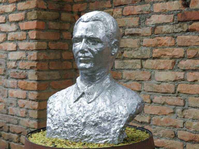 Vlada Divljan dobiva svoju skulpturu u Zagrebu