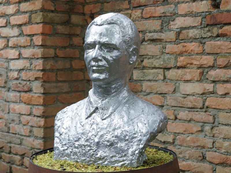 Vlada Divljan dobiva svoju skulpturu u Zagrebu